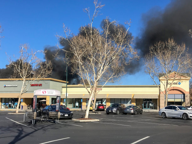 加州圣克拉拉市史蒂文斯溪和劳伦斯高速公路旁桶镇发生火警图片下载