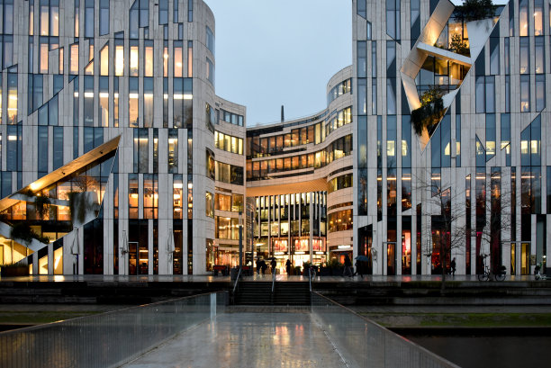 Kö-Bogen / Koenigsalle购物中心晚上图片下载