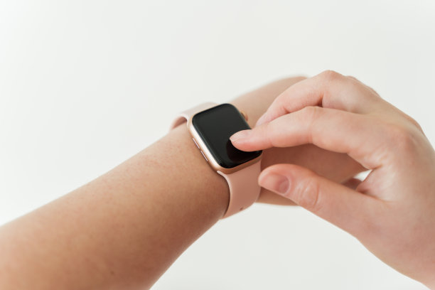 一个年轻女子手上的苹果手表图片下载