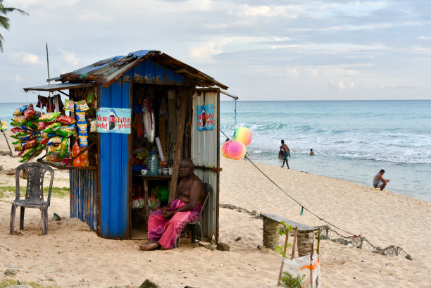 斯里兰卡Hikkaduwa海滩的小亭子图片下载