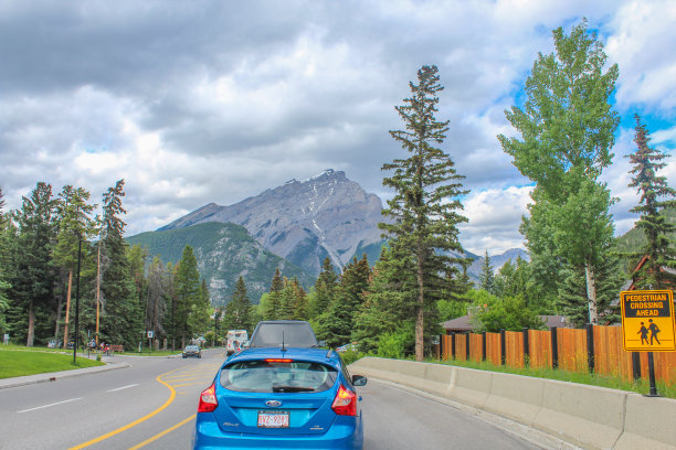 这张照片是2019年6月在加拿大阿尔伯塔省卡尔加里至班夫国家公园的高速公路上拍摄的。图片下载