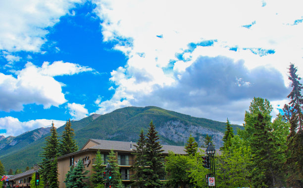 这张照片是2019年6月在加拿大阿尔伯塔省卡尔加里至班夫国家公园的高速公路上拍摄的。图片下载