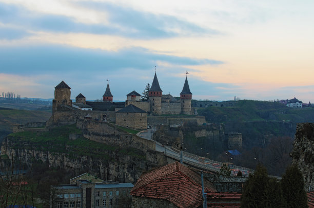 中世纪Kamianets-Podilskyi城堡和土耳其桥的美丽风景照片。市内著名的旅游胜地、浪漫的旅游目的地。冬季山水季节，无雪图片下载