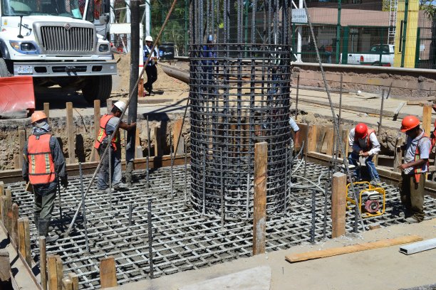 一群墨西哥建筑工人正在为一座钢筋基础的桥梁浇筑混凝土图片下载