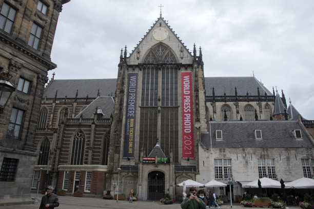 荷兰阿姆斯特丹的Nieuwe Kerk大楼的广告牌世界新闻照片图片下载