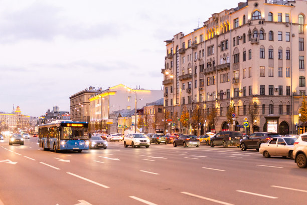 傍晚的时候，花园中车水马龙图片下载