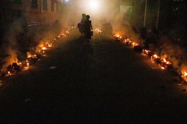 仪式活动。2019年11月5日，在宗教节日Kartik Brati或Rakher Upobash期间，数千名印度教信徒坐在Shri Shri Lokanath Brahmachari道场前，手拿蜡烛向上帝祈祷。图片下载