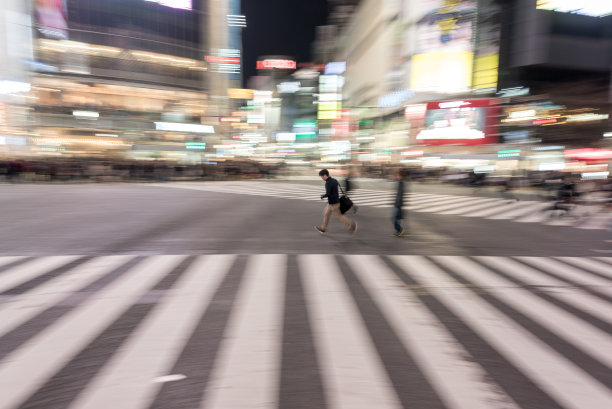 东京涩谷区。世界上著名最繁忙的十字路口，日本。涉谷。模糊的淘金人。图片下载