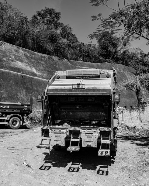 典型的城市环境，从邻里的日常生活，记录在Paquetá。黑白照片(单色)。图片下载