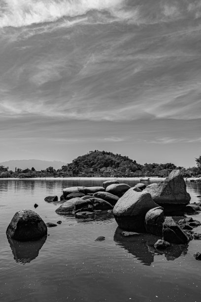 典型的城市环境，从邻里的日常生活，记录在Paquetá。黑白照片(单色)。图片下载