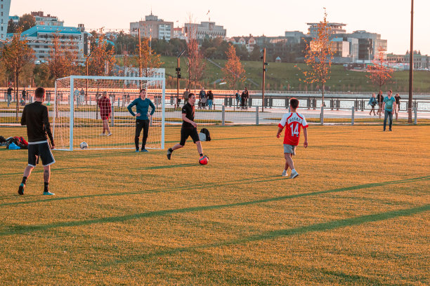 年轻的足球运动员踢足球图片下载