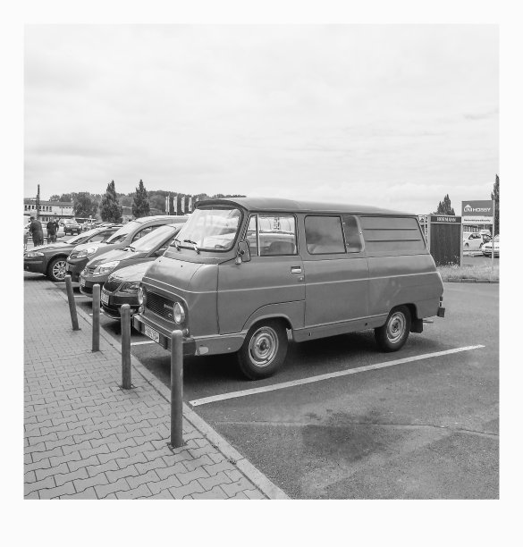 捷克斯洛伐克汽车斯柯达1203，风格化的宝丽来照片与框架图片下载