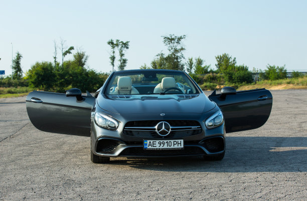 奔驰SL550敞篷车在路上的照片。图片下载