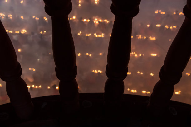 2019年11月5日，在宗教节日Kartik Brati或Rakher Upobash期间，数千名印度教信徒坐在Shri Shri Lokanath Brahmachari道场前，手持蜡烛(Prodip)向上帝祈祷图片下载