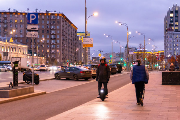 傍晚的时候，花园中车水马龙图片下载