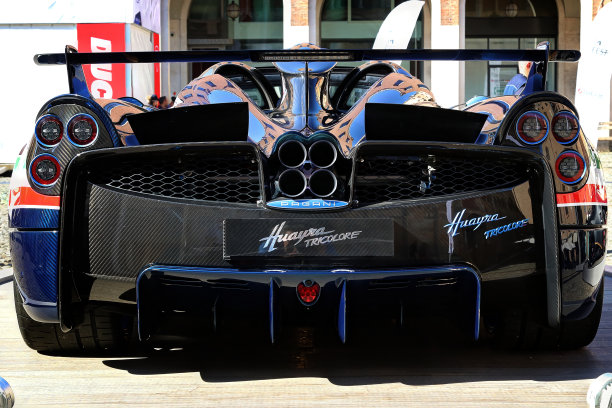 帕加尼Huayra三色跑车，背面细节图片下载