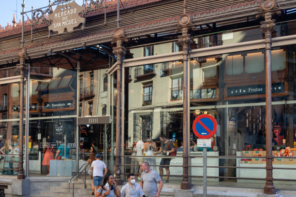 马德里市中心的圣米格尔市场是一个有盖的市场，在这里令人惊叹的建筑和美丽的食物结合在一起图片下载