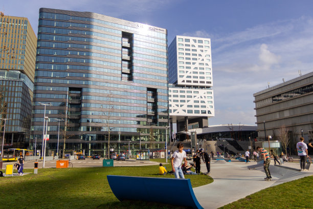 在大型建筑之间溜冰图片下载