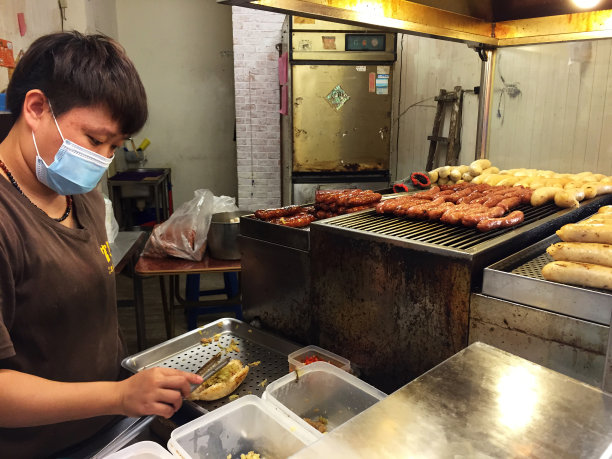 在高雄夜市，社长准备食物出售图片下载