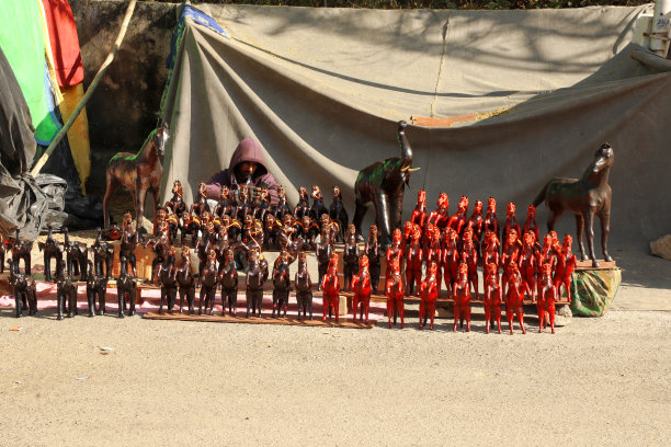 印度拉贾斯坦邦商店的店主在路边出售家庭装饰物品。图片下载