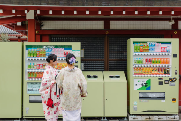 日本东京，浅草浅草寺，身着传统日本和服的年轻女子在自动售货机上购买饮料。图片下载