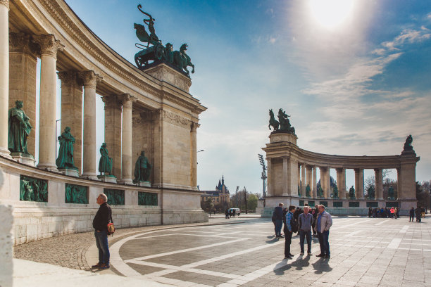 2019年4月4日，匈牙利布达佩斯:许多游客在英雄广场漫步。布达佩斯广场是匈牙利布达佩斯最受欢迎的景点之一。图片下载