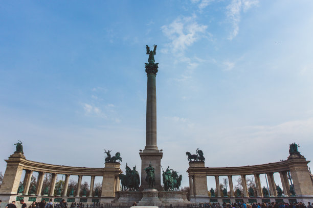 匈牙利布达佩斯——2019年4月4日，众多游客在英雄广场漫步。是匈牙利布达佩斯布达佩斯广场上最受欢迎的景点之一。图片下载