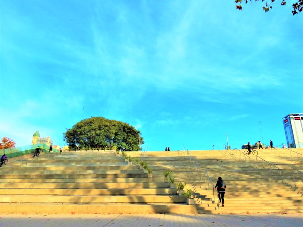 人们在布宜诺斯艾利斯Casa Rosada附近的马德罗港散步。图片下载