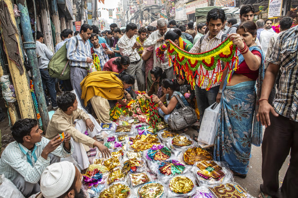 在街上卖排灯节装饰用品图片下载