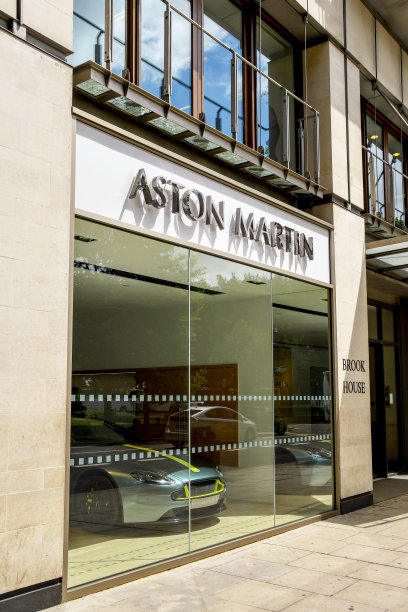 阿斯顿·马丁汽车经销店的前窗图片下载