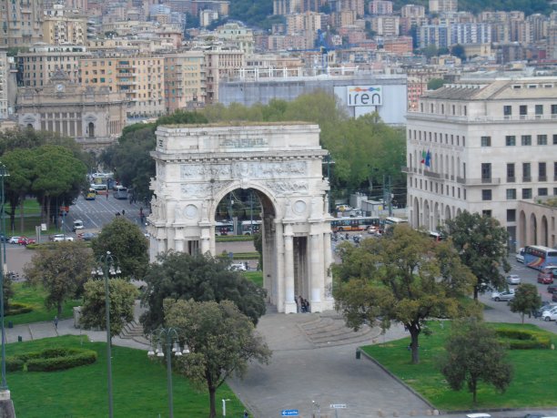 热那亚市鸟瞰图图片下载