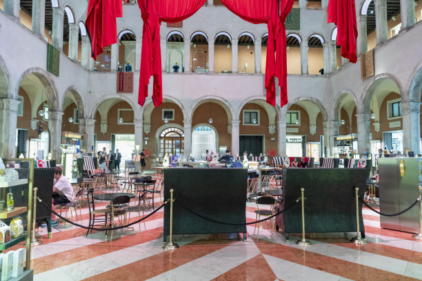 Fondaco dei Tedeschi是大运河上一座历史悠久的宫殿，位于威尼斯里亚托桥附近，现在已改建为一家奢侈品百货公司图片下载