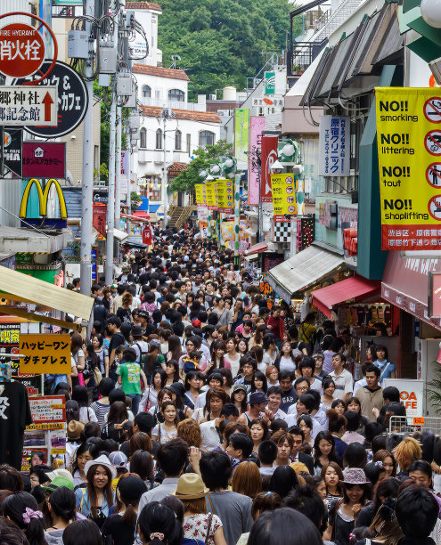 日本东京，涩谷原宿，一群人走在竹下街(竹下街)。图片下载