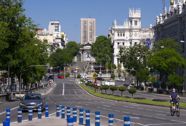 这是2020年3月马德里的Alcala门的不同照片，上面有黑色的绉纱。图片下载