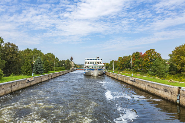 舒适的四甲板船正在河上航行图片下载