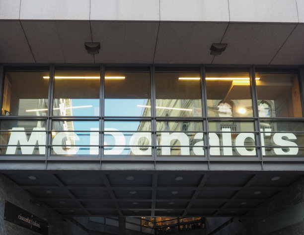 米兰的麦当劳店面图片下载