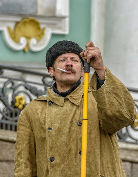 他和“邮递员佩奇金”在圣彼得堡开始了摩托车赛季。图片下载