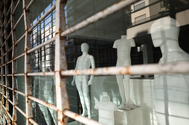 商店橱窗里赤裸的男模特图片下载