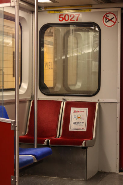 加拿大多伦多东约克的TTC列车上的流感安全标志。这张照片拍摄于2021年5月22日在多伦多图片下载