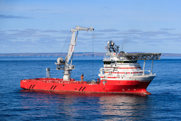 海上吊车船Siem N Sea，吊车高高悬挂在甲板上。图片下载