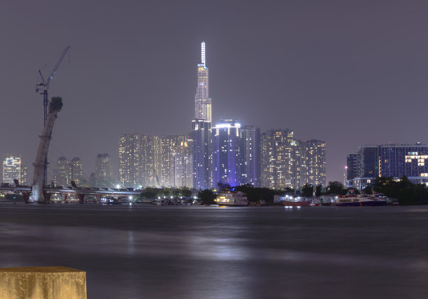 当夜晚来临的时候，作者注意到天空的颜色有了巨大的变化，建筑的照片生动地展示了这一点。图片下载