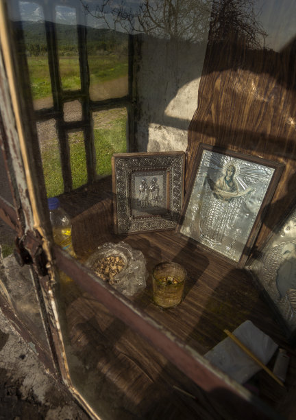 Candelakia -传统微型教堂的道路在森林里燃烧的蜡烛和图标在希腊岛上图片下载