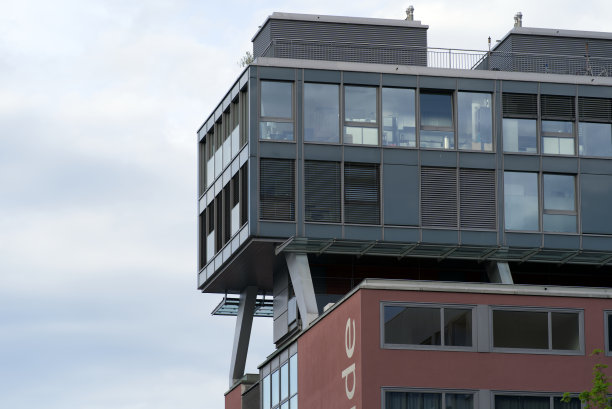 苏黎世工业区红色办公楼。图片下载