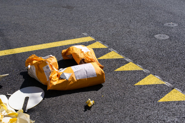 道路标记材料和工具。图片下载