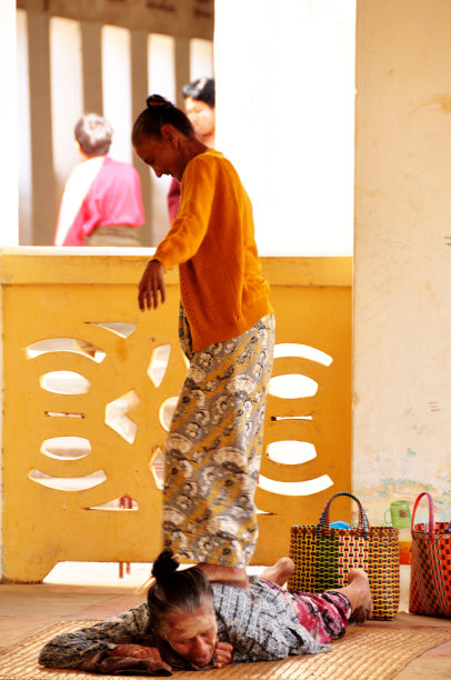 当地生活方式缅甸老妇女服务按摩图片下载