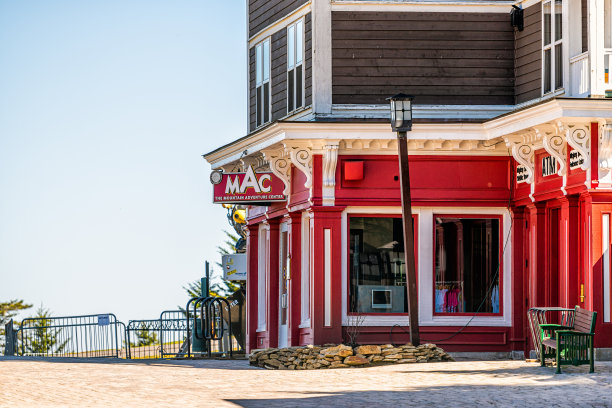 山冒险中心零售商店商店出售滑雪装备，滑雪板和运动服装服装在西弗吉尼亚州的小滑雪度假小镇村庄图片下载