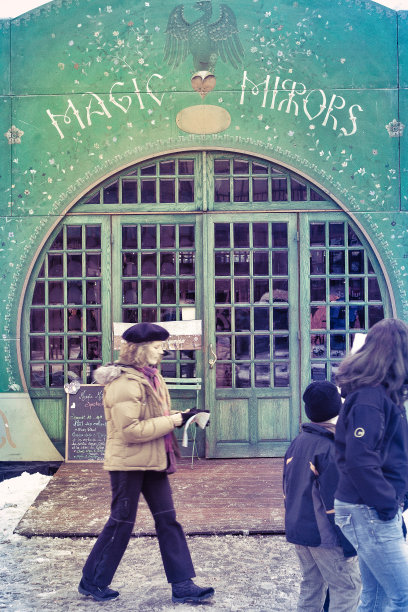 安纳西神秘镜子景点的人们图片下载