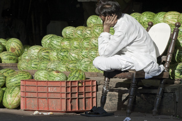 市场上卖水果的人。图片下载