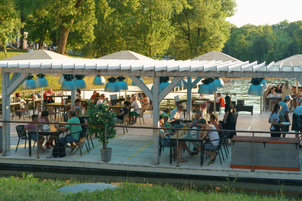 炎热的夏天，莫斯科公园的户外咖啡馆图片下载