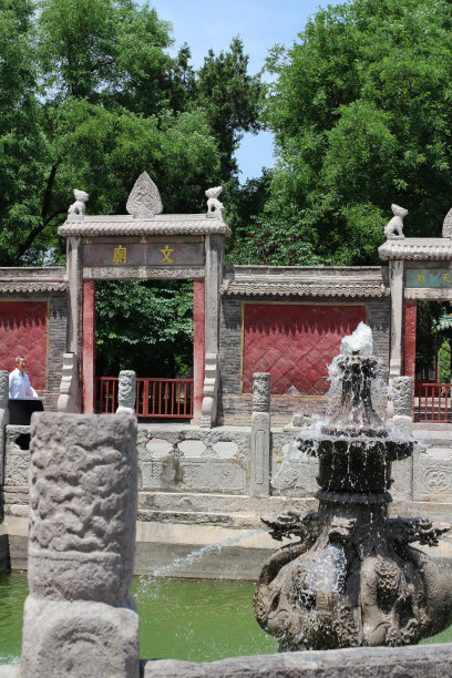 在这个地区，在老城区民族风格的喷泉和古建筑中，很少有人。图片下载